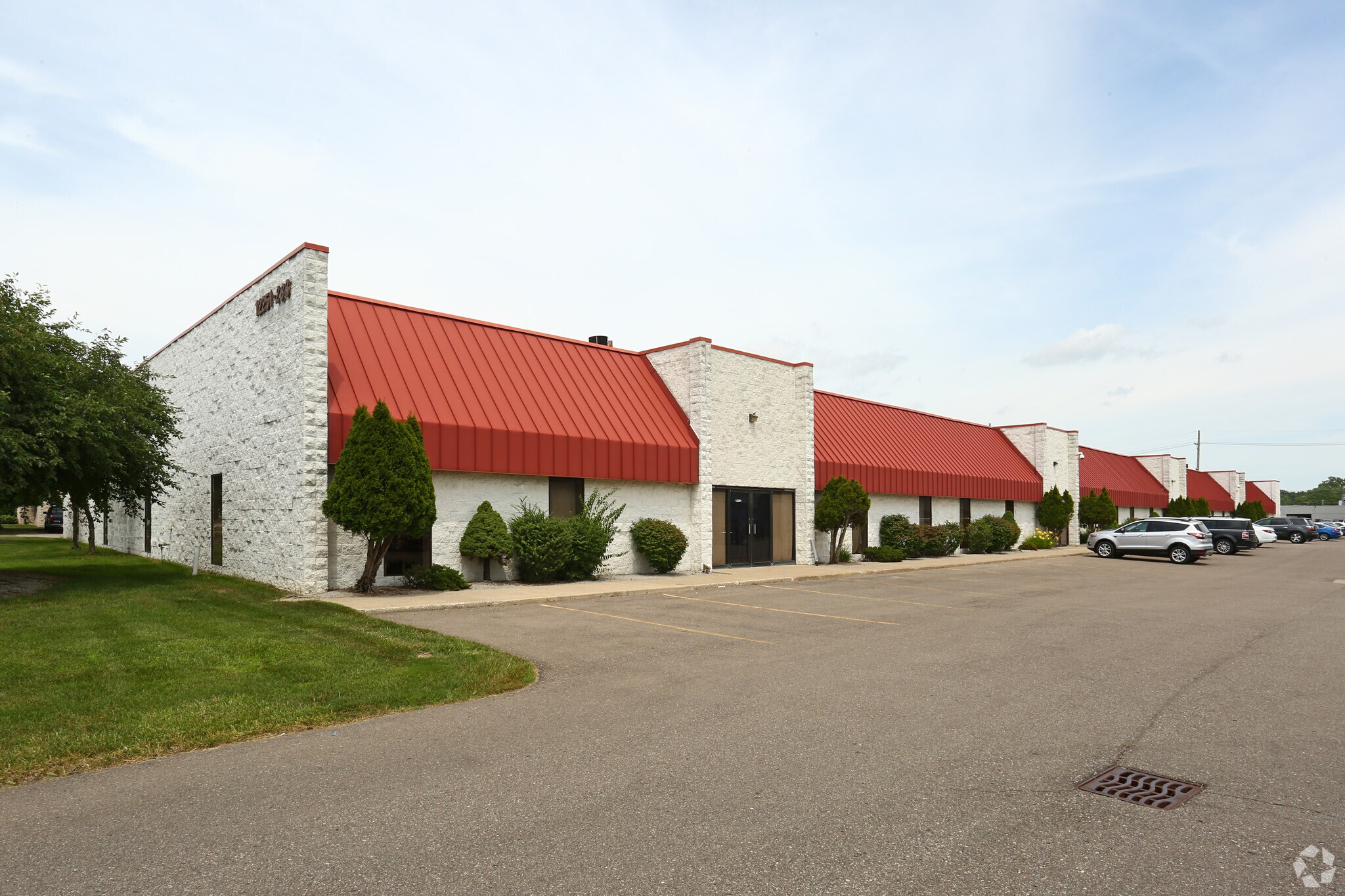 12251-12283 Universal Dr, Taylor, MI à louer Photo principale– Image 1 sur 6