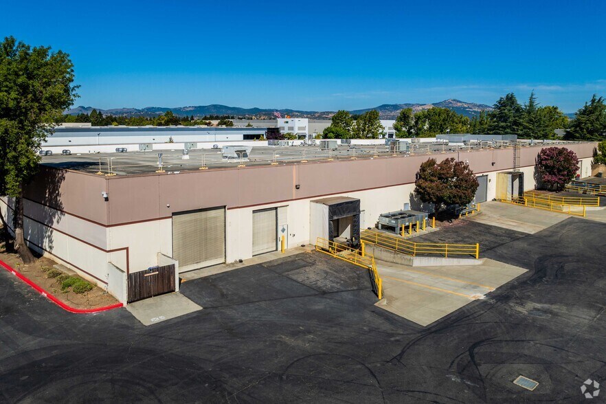 2351 N Watney Way, Fairfield, CA à louer - Photo de l’immeuble – Image 3 sur 5