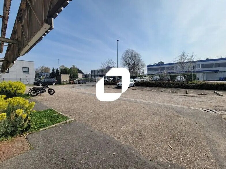 Local d’activités dans Les Ulis à louer - Photo de l’immeuble – Image 3 sur 11