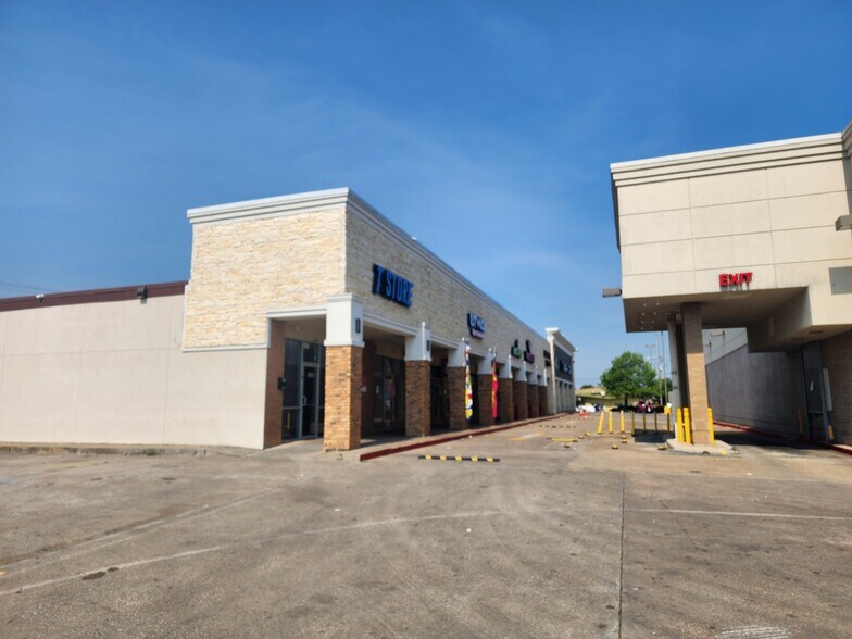 1028 W Camp Wisdom Rd, Dallas, TX à louer - Photo de l’immeuble – Image 2 sur 3