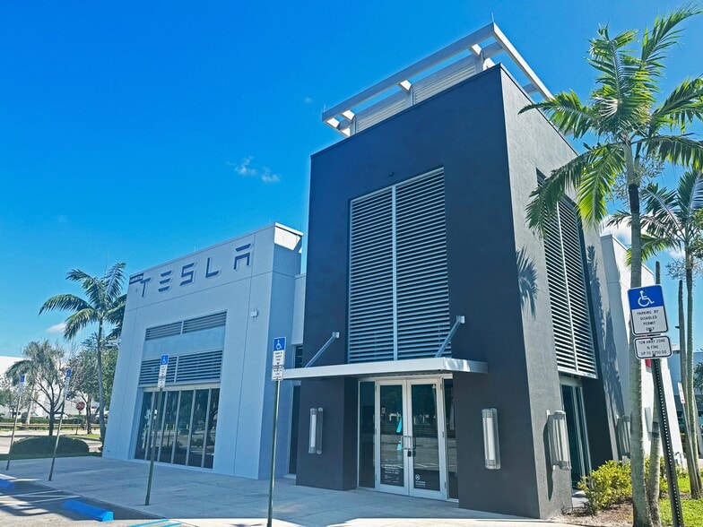 14499 NW 57th Ave, Opa Locka, FL à vendre - Photo de l’immeuble – Image 2 sur 11