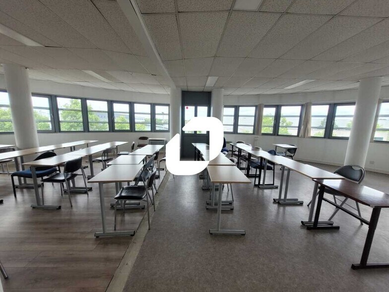 Local d’activités dans Poissy à louer - Photo de l’immeuble – Image 1 sur 18