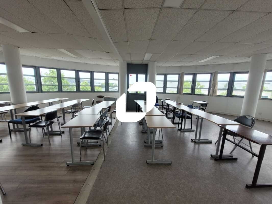 Local d’activités dans Poissy à louer Photo de l’immeuble– Image 1 sur 19