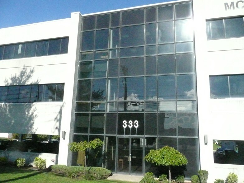 333 Fairfield Rd, Fairfield, NJ à louer - Photo de l’immeuble – Image 3 sur 11
