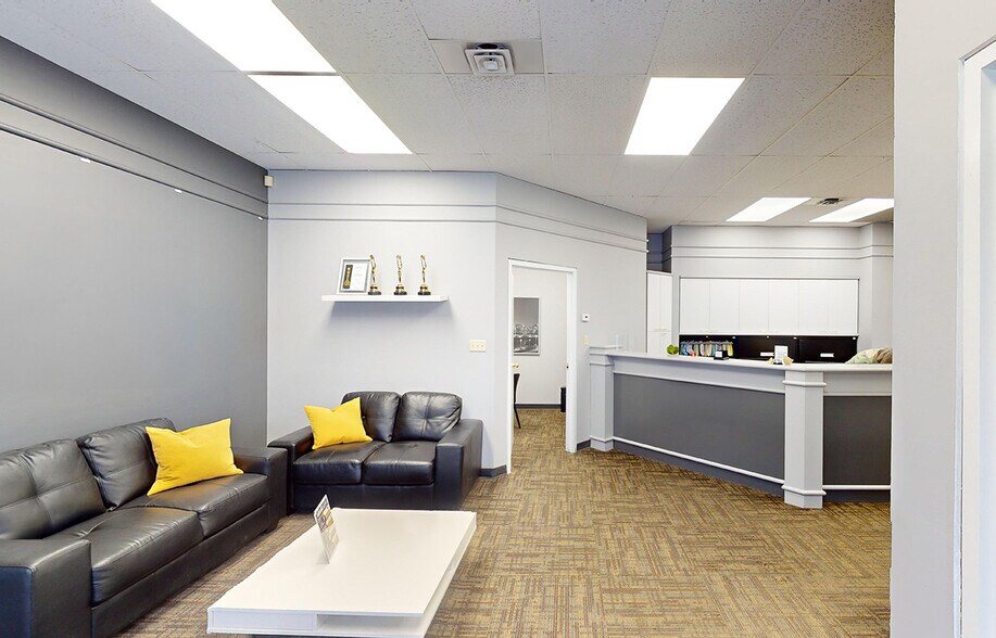 1411-1423 Henderson Hwy, Winnipeg, MB à louer - Photo de l’immeuble – Image 3 sur 6