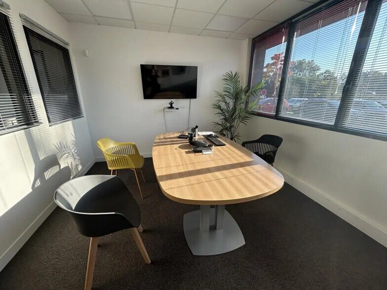 Bureau dans HAUTE-GOULAINE à louer - Photo de l’immeuble – Image 1 sur 5