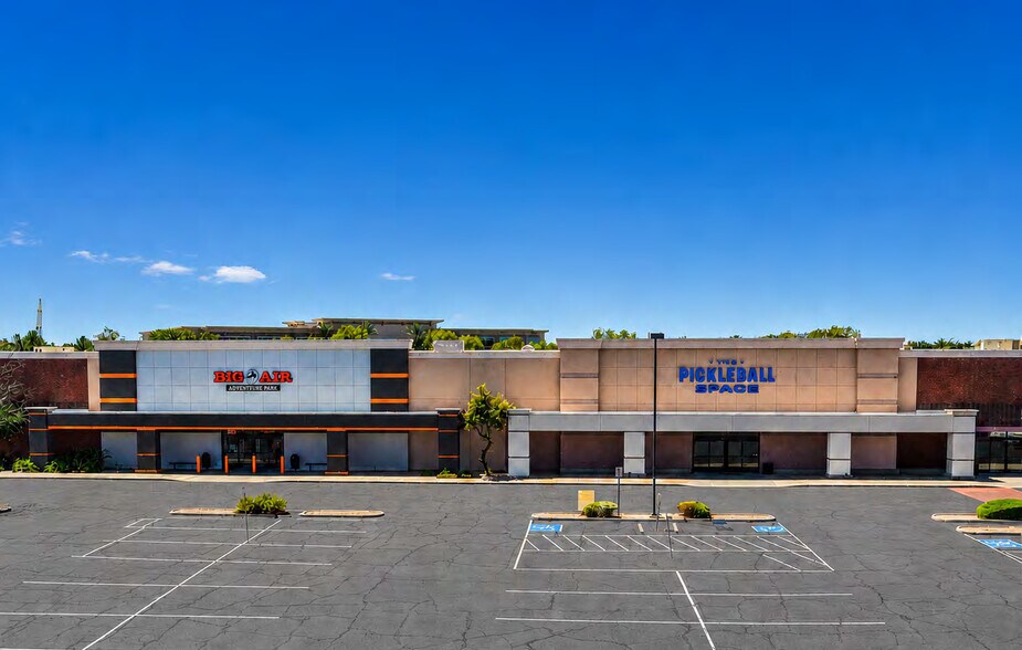 5665 W Bell Rd, Glendale, AZ à vendre - Photo de l’immeuble – Image 2 sur 16