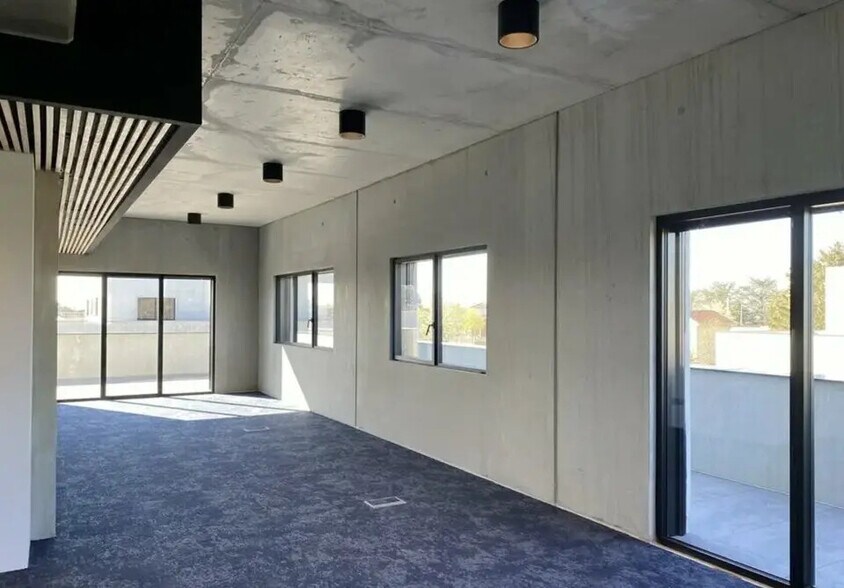 Local d’activités dans Rillieux-la-Pape à louer - Photo de l’immeuble – Image 2 sur 4