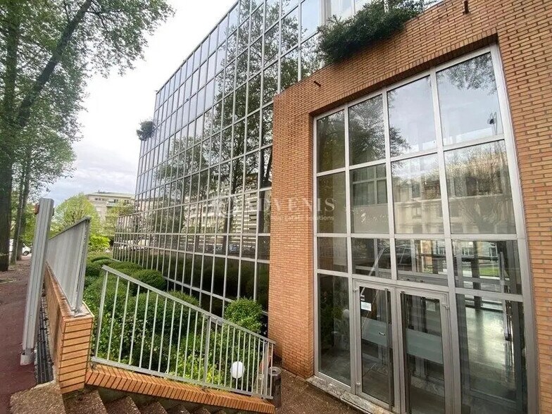 Bureau dans Saint-Germain-en-Laye à louer - Photo de l’immeuble – Image 3 sur 3
