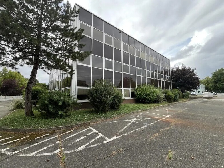 Industriel/Logistique dans Buc à louer - Photo de l’immeuble – Image 2 sur 17