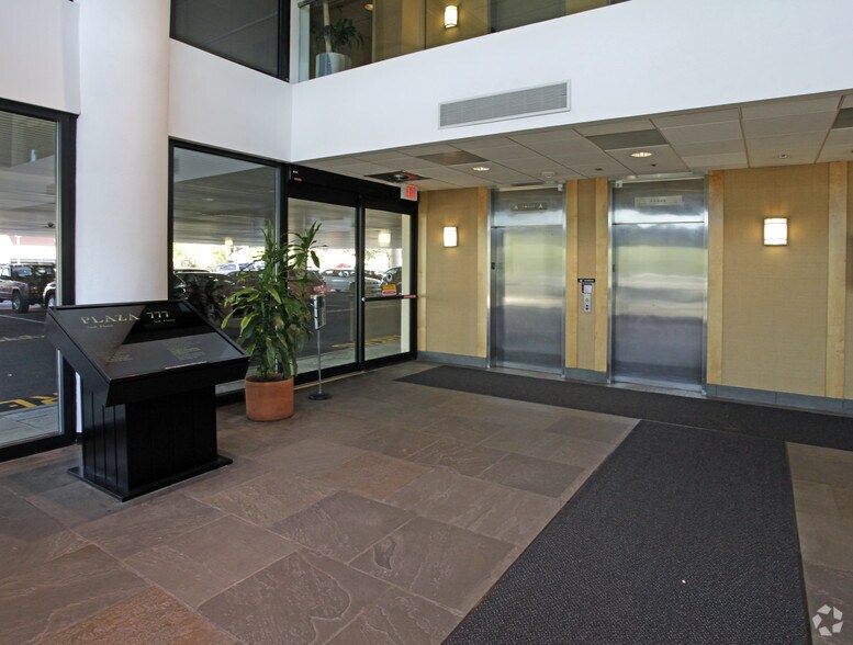 777 Passaic Ave, Clifton, NJ à louer - Hall d’entrée – Image 2 sur 2