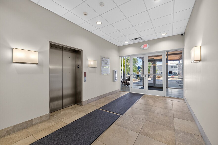 10020 E Professional Center Dr, Hamburg Township, MI à louer - Hall d’entrée – Image 2 sur 11