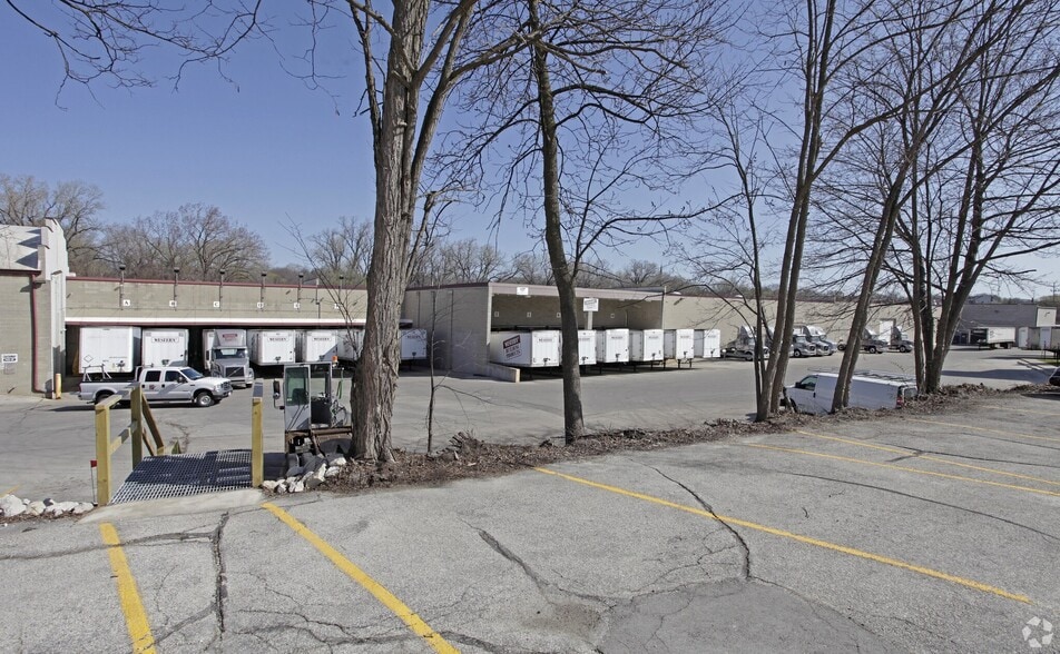 1300 Glenview Ave, Wauwatosa, WI à louer - Photo de l’immeuble – Image 1 sur 7