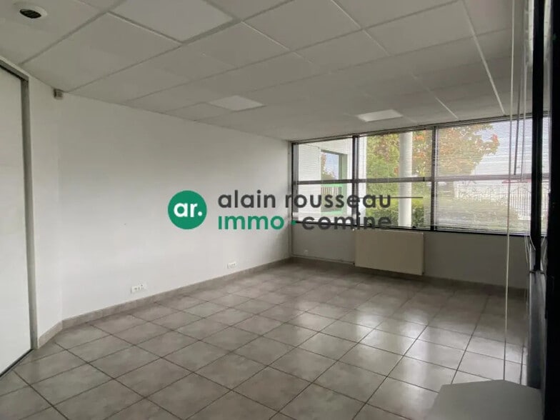 Local d’activités dans Beaucouzé à louer - Photo de l’immeuble – Image 3 sur 3