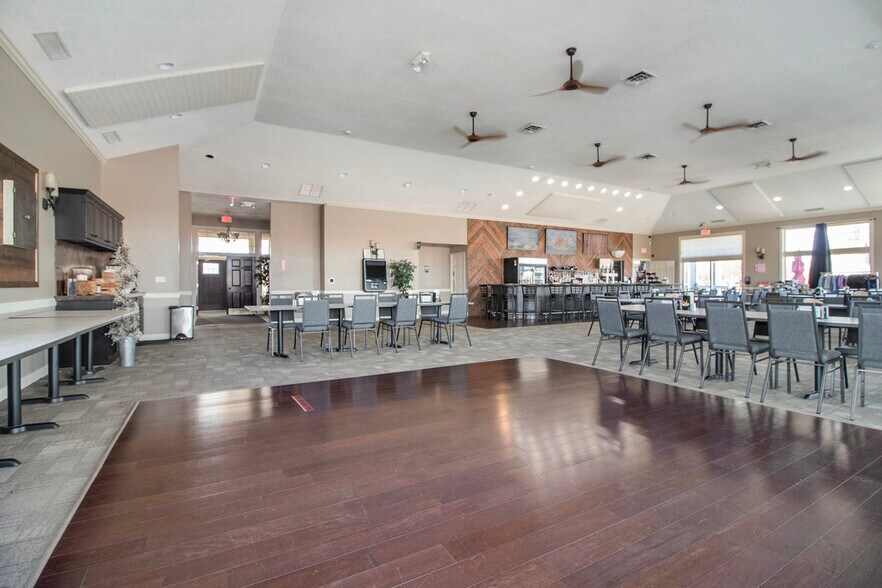 1111 6 Mile Rd, Whitmore Lake, MI à vendre - Photo de l’immeuble – Image 2 sur 5