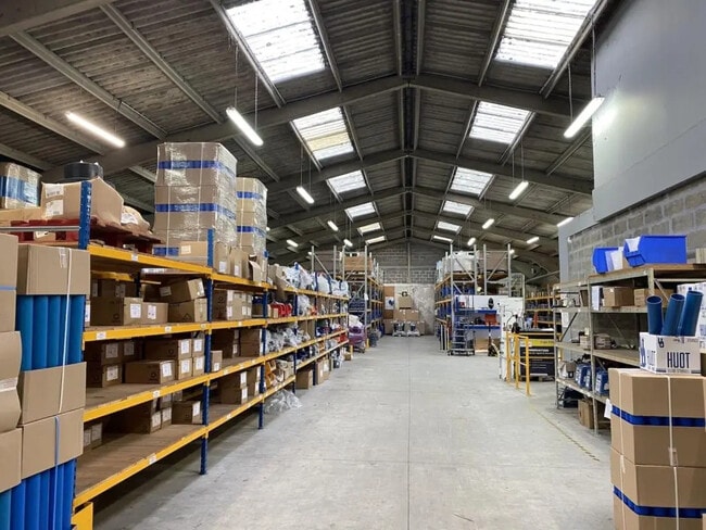 Plus de détails pour Local d'activités à louer