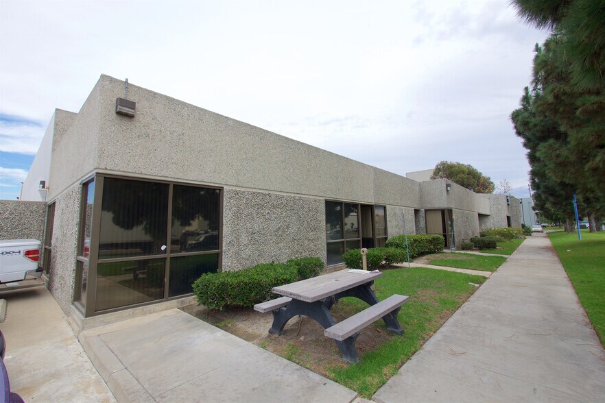 5421 Argosy Ave, Huntington Beach, CA à vendre - Photo de l’immeuble – Image 2 sur 14