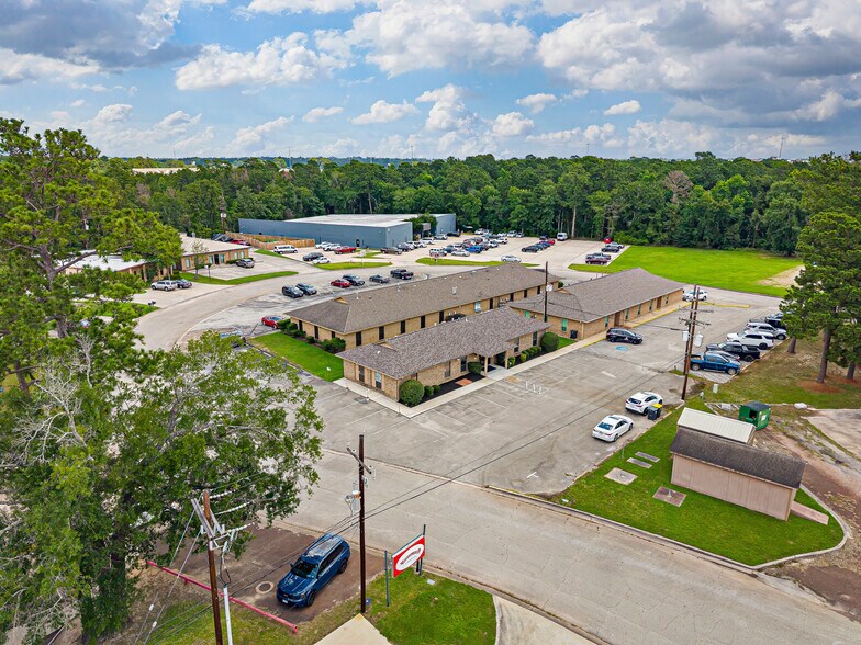 105 Commercial Cir, Conroe, TX à vendre - Aérien – Image 2 sur 28
