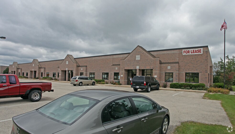 700-714 Rose Dr, Hartland, WI à louer - Photo principale – Image 1 sur 3