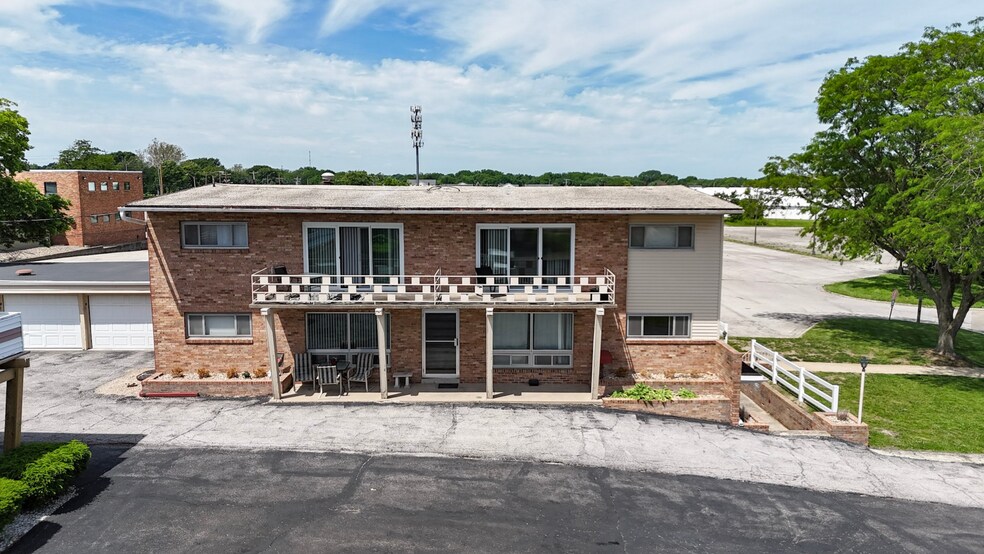 221 Robinhood Ln, Bloomington, IL à vendre - Photo de l’immeuble – Image 2 sur 7