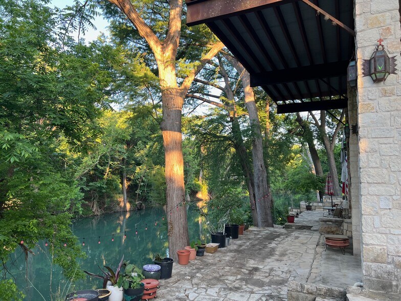 1684 Rocky Riv, Canyon Lake, TX à vendre - Photo de l’immeuble – Image 2 sur 26