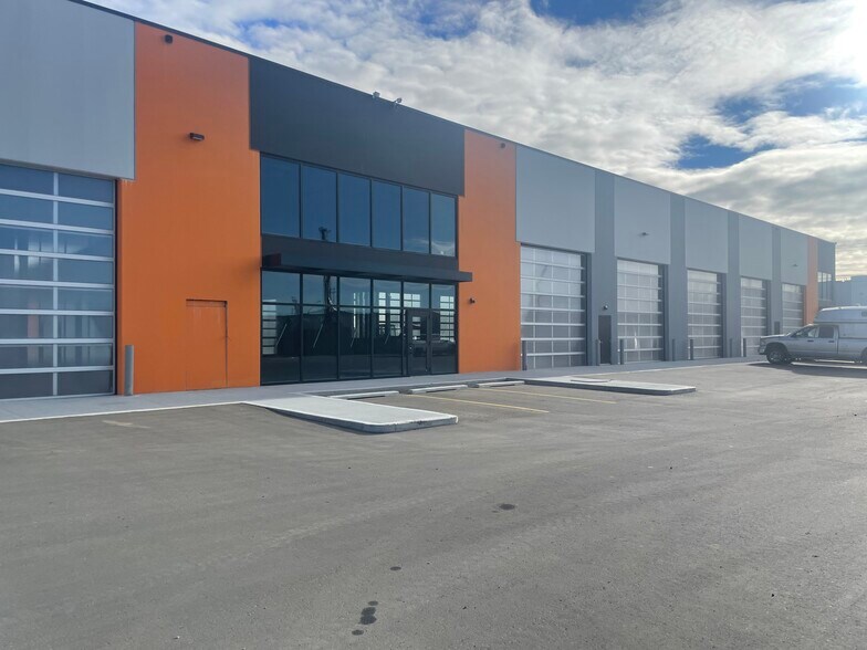 7350 108 Ave SE, Calgary, AB à louer - Photo de l’immeuble – Image 2 sur 15