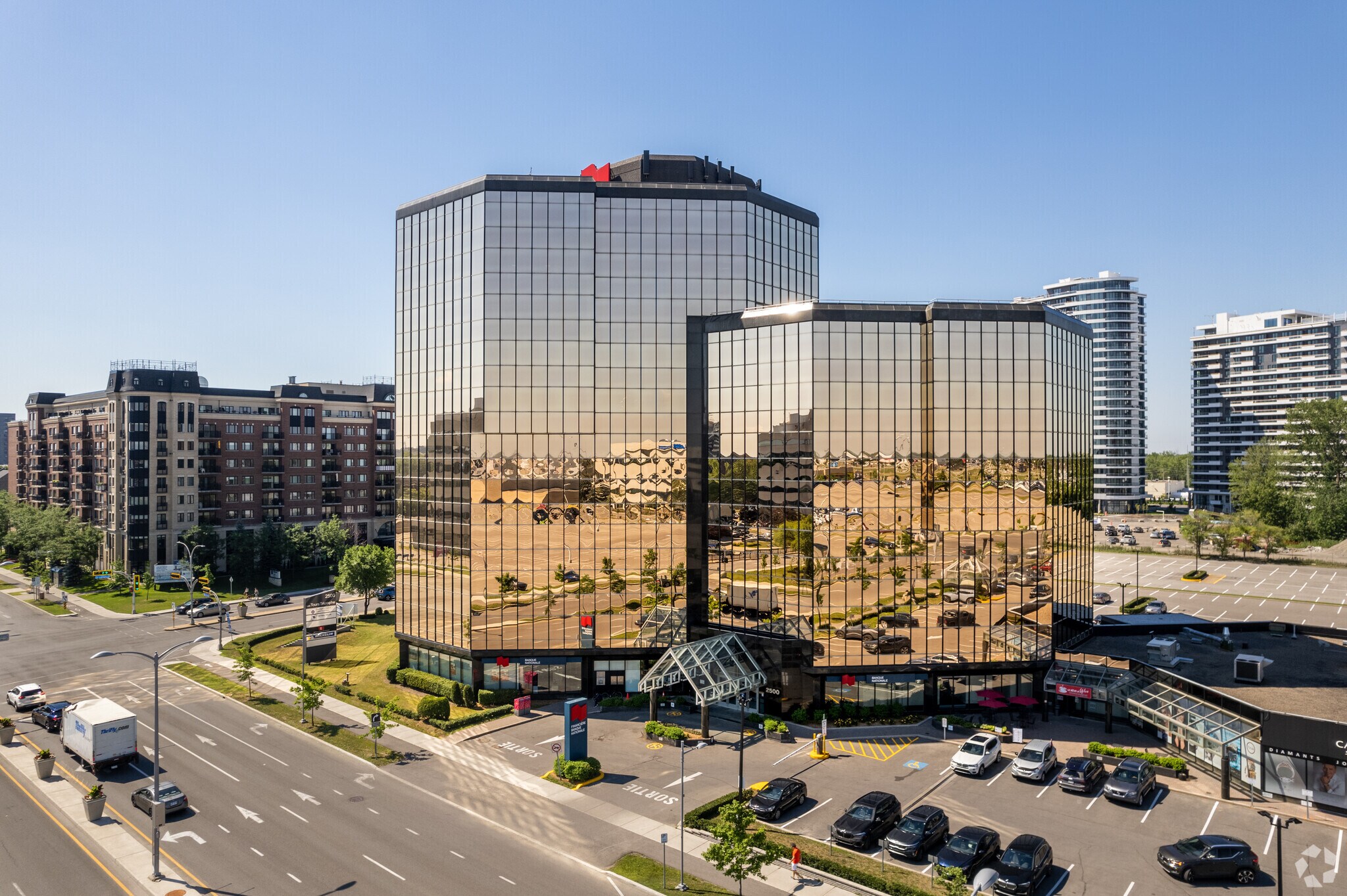 2500 Boul Daniel-Johnson, Laval, QC à louer Photo principale– Image 1 sur 17
