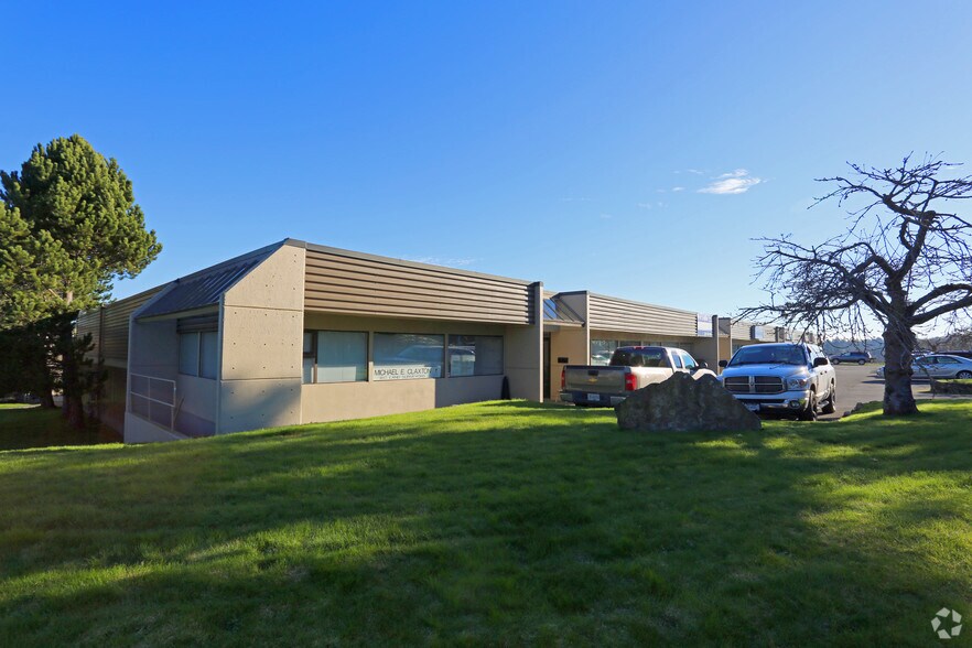 4223 Commerce Cir, Saanich, BC à louer - Photo principale – Image 1 sur 4