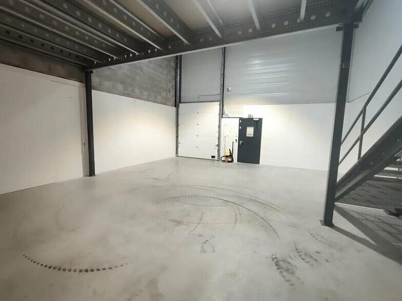 Local d’activités dans Vaulx-Milieu à louer - Photo de l’immeuble – Image 3 sur 9