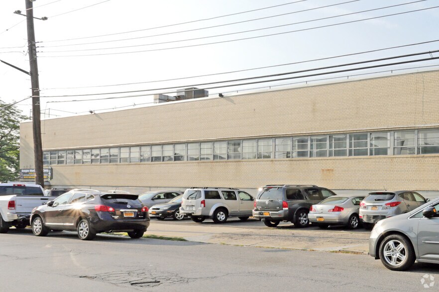 4635 54th Rd, Flushing, NY à louer - Photo de l’immeuble – Image 3 sur 7