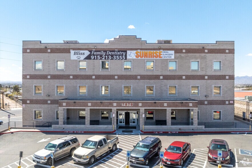 7878 E Gateway Blvd, El Paso, TX à vendre - Photo principale – Image 2 sur 13