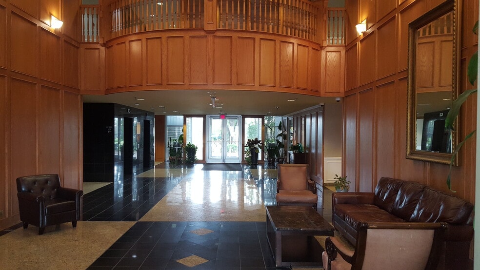 1607 E Big Beaver Rd, Troy, MI à louer - Hall d’entrée – Image 2 sur 16