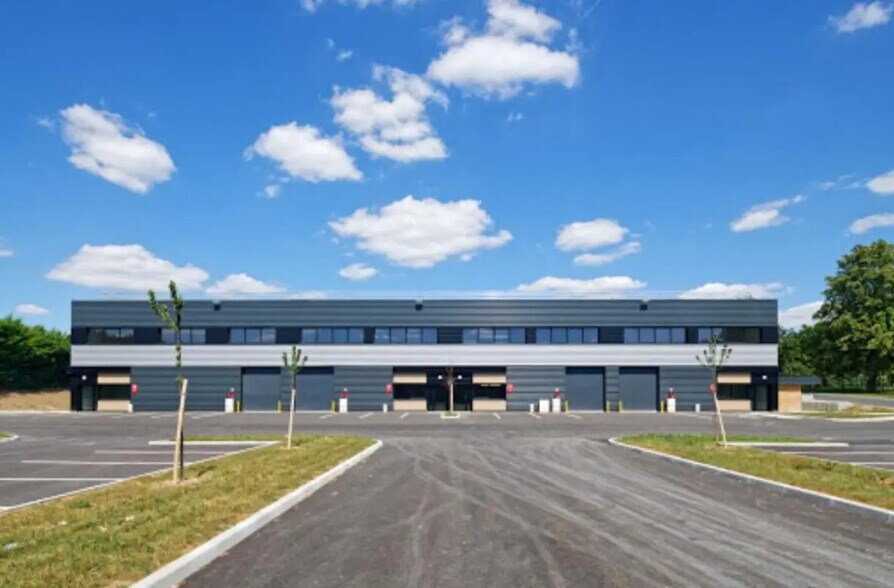Local d’activités dans Aulnay-sous-Bois à louer - Photo de l’immeuble – Image 1 sur 8