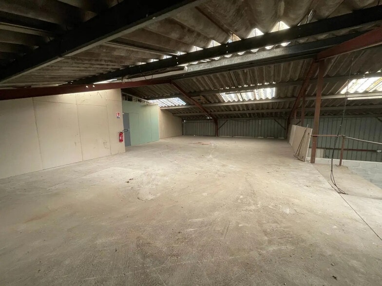 Local d'activités dans Le Vaudreuil à vendre - Photo de l’immeuble – Image 3 sur 22
