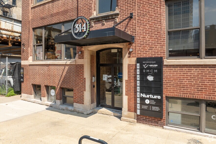 314 W Institute Pl, Chicago, IL à louer - Photo de l’immeuble – Image 2 sur 10