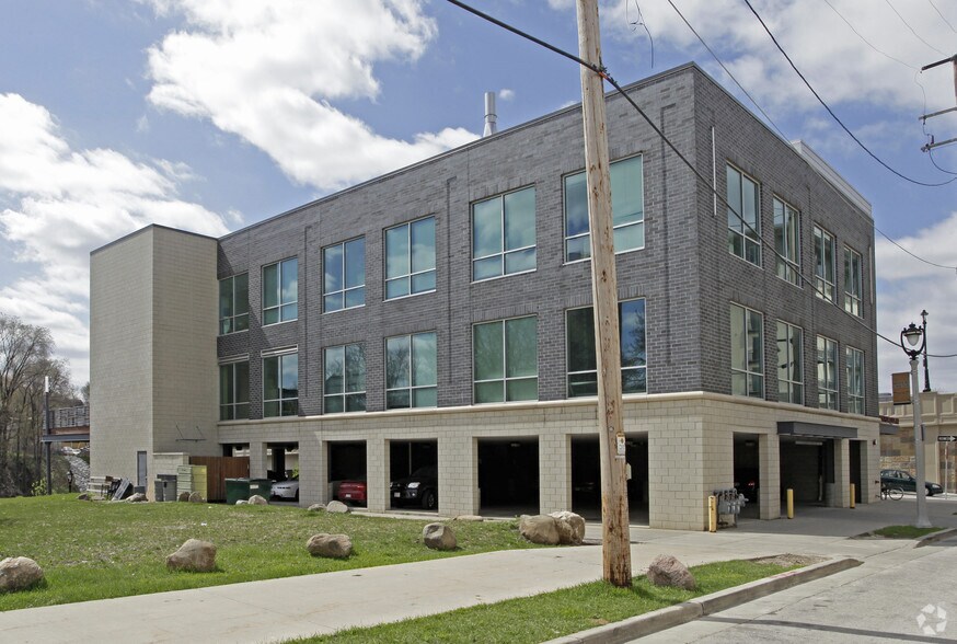 2060 N Humboldt Ave, Milwaukee, WI à louer - Photo de l’immeuble – Image 2 sur 2