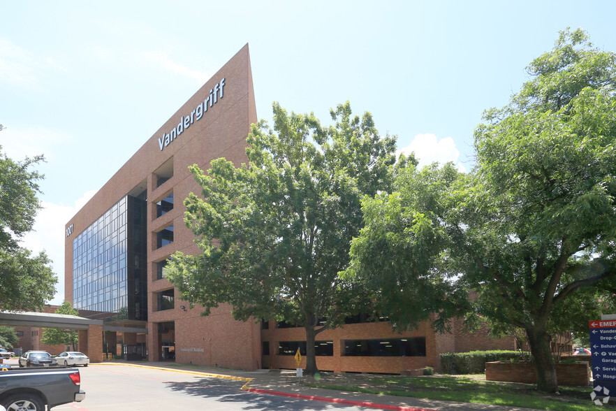 1001 N Waldrop Dr, Arlington, TX à louer - Photo de l’immeuble – Image 2 sur 4
