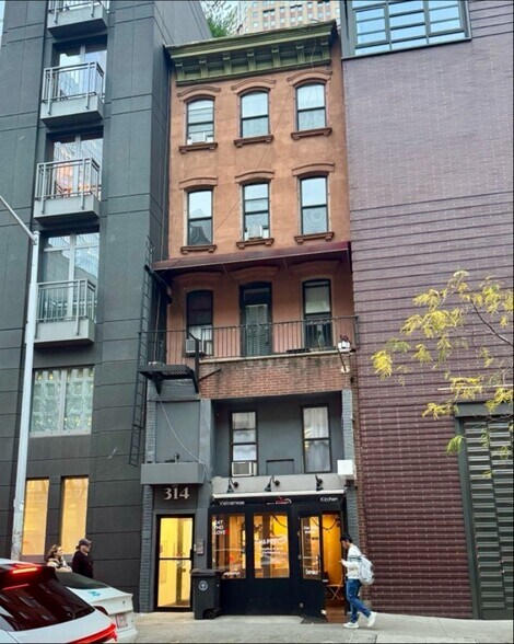 314 W 52nd St, New York, NY à vendre - Photo de l’immeuble – Image 2 sur 23