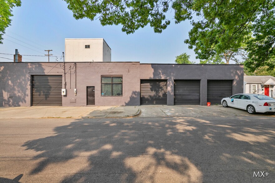 1175 Burton St SE, Grand Rapids, MI à vendre - Photo de l’immeuble – Image 2 sur 19