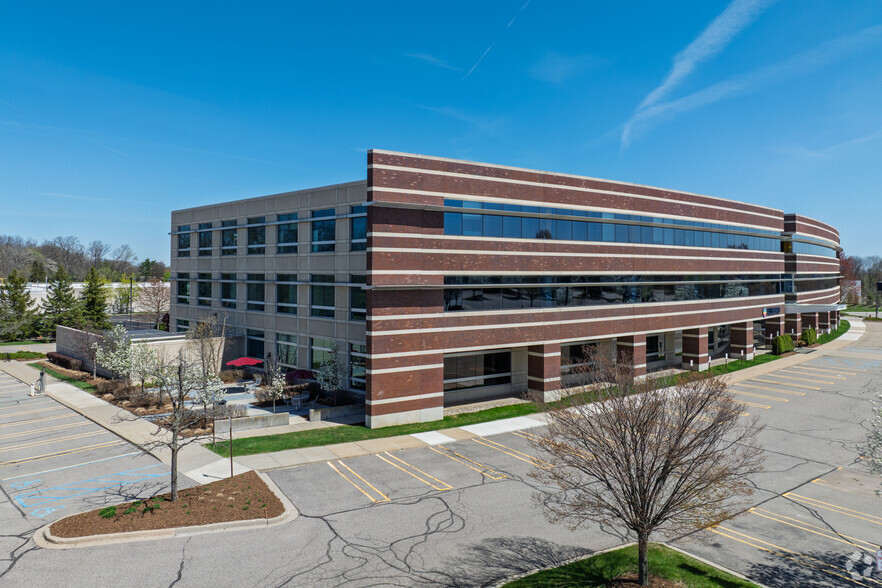 900 N Squirrel Rd, Auburn Hills, MI à louer - Photo de l’immeuble – Image 2 sur 5