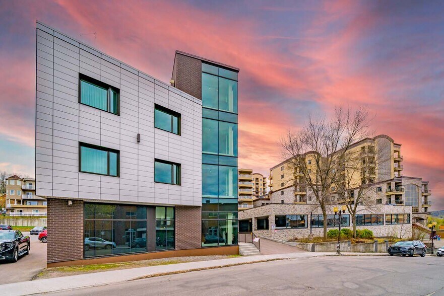 325 Rue Jacques-Cartier E, Chicoutimi, QC à vendre - Photo de l’immeuble – Image 3 sur 5