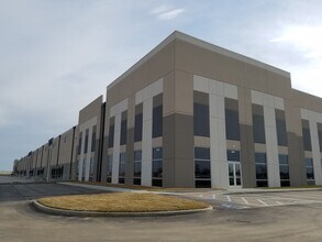 306 Hazelwood Logistics Center Dr, Hazelwood, MO à louer Photo de l’immeuble– Image 1 sur 2
