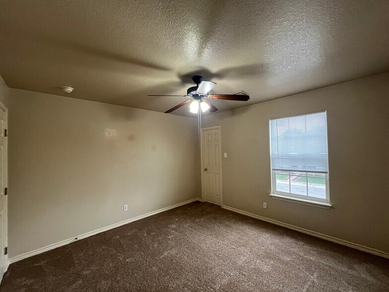 4606 Swann Ln, Kirby, TX à vendre - Photo de l’immeuble – Image 3 sur 25