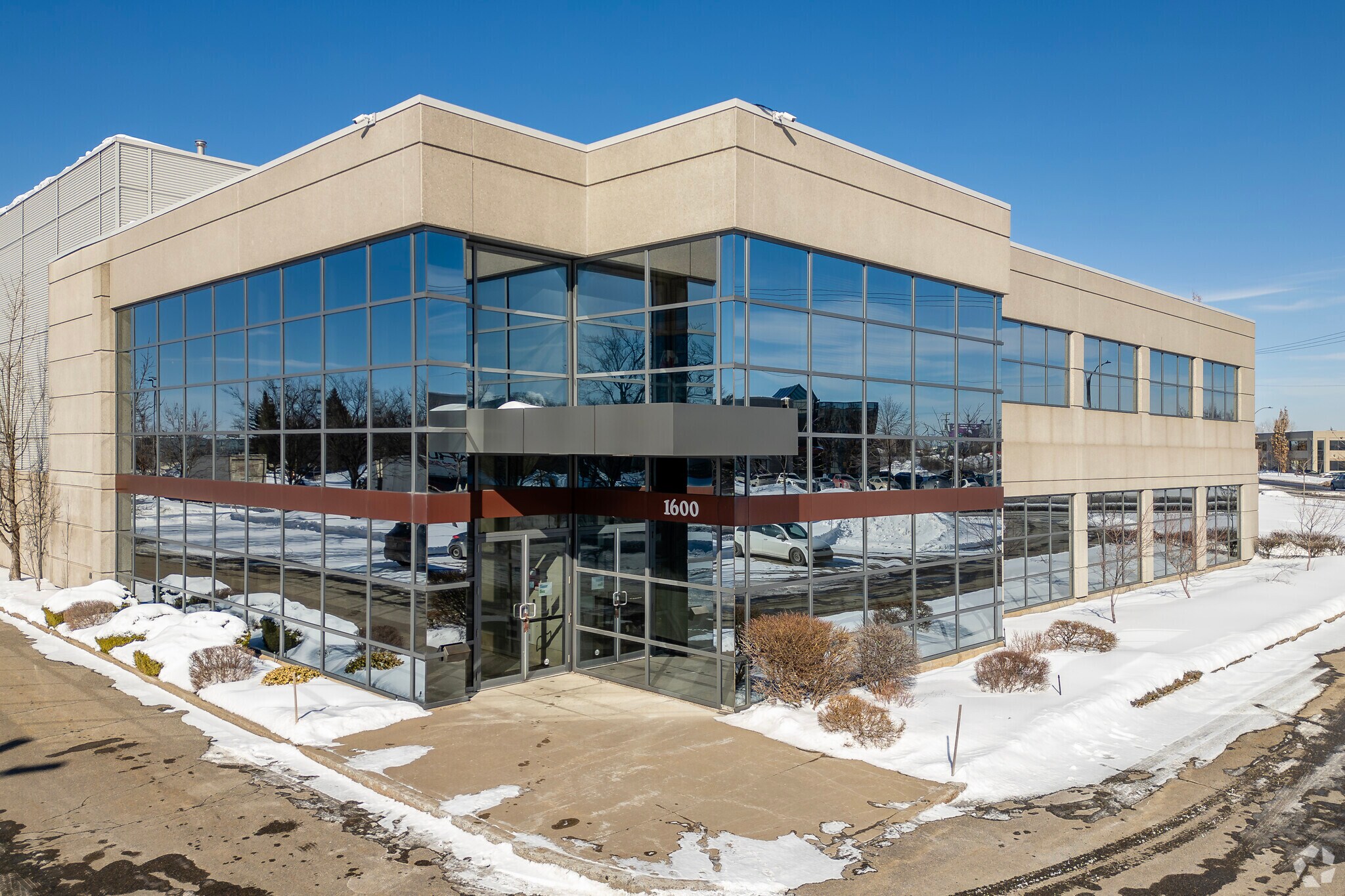 1600-1660 32e Av, Montréal, QC à louer Photo de l’immeuble– Image 1 sur 5