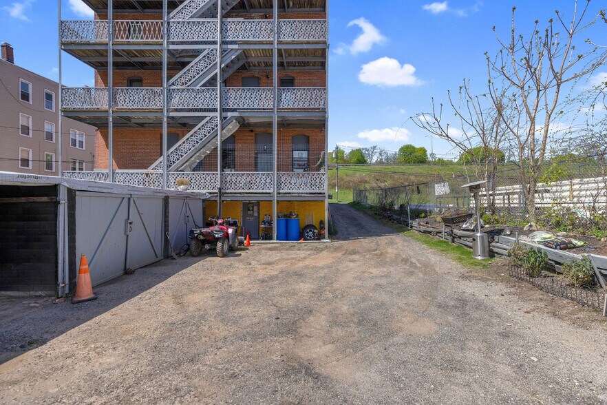 197 S Leonard St, Waterbury, CT à vendre - Photo de l’immeuble – Image 3 sur 22