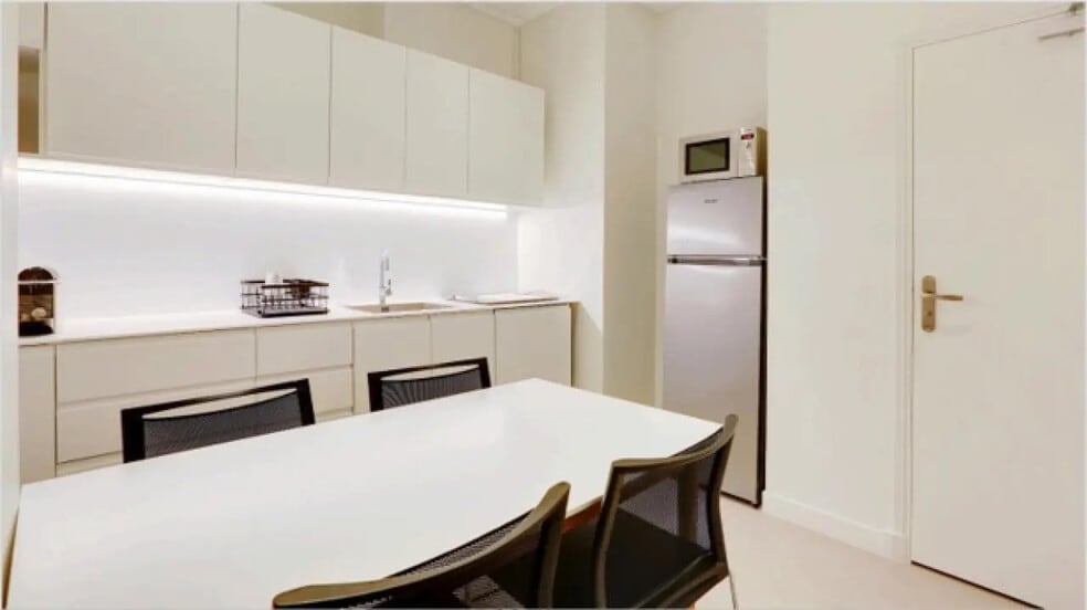 21 Rue Clément Marot, Paris à louer - Photo de l’immeuble – Image 3 sur 11