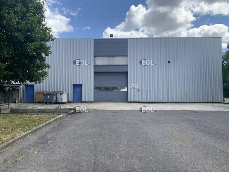 Local d’activités dans Le Plessis-Bouchard à louer - Photo de l’immeuble – Image 2 sur 12