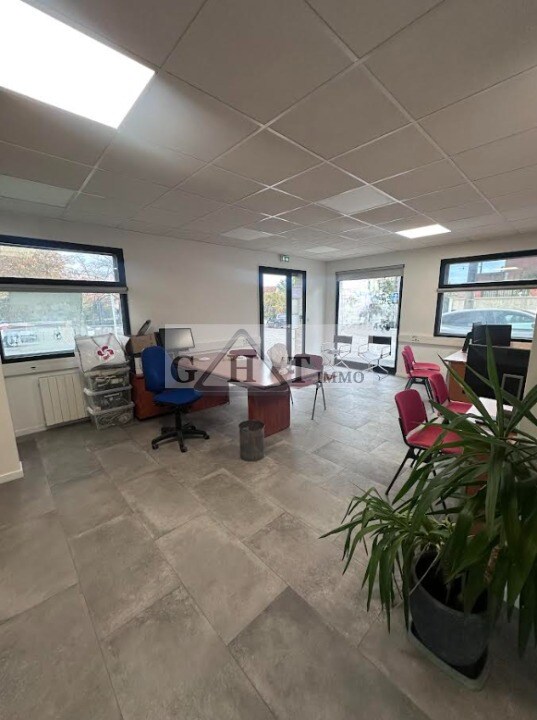 Bureau dans Villeneuve-le-Roi à louer Photo intérieure– Image 1 sur 5