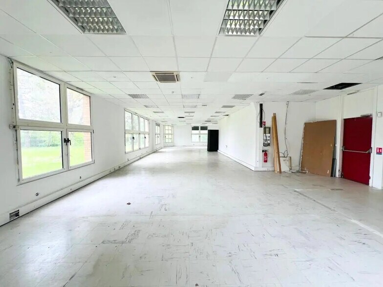 Local d’activités dans Montigny-le-Bretonneux à louer - Photo de l’immeuble – Image 3 sur 30