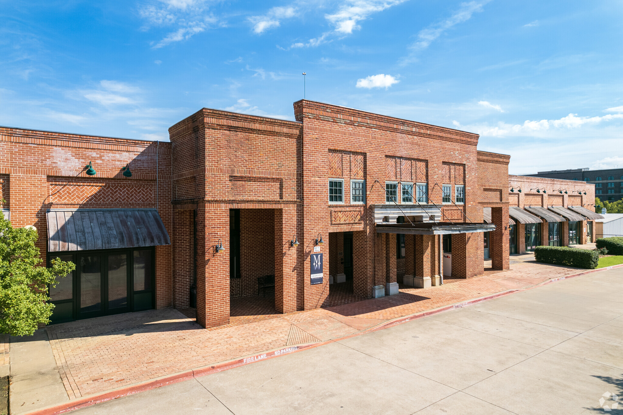 611 S Main St, Grapevine, TX à louer Photo principale– Image 1 sur 9
